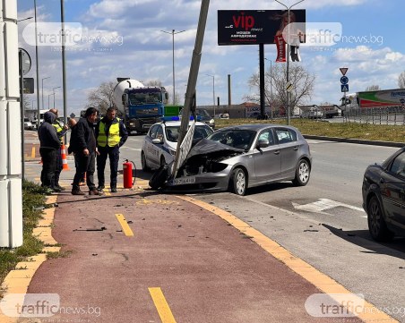 БМВ се вряза в стълб на бул. 