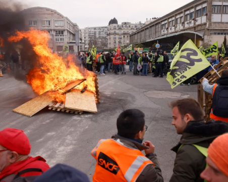 Поредна нощ на сблъсъци във Франция - над 740 000 протестираха срещу пенсионната реформа
