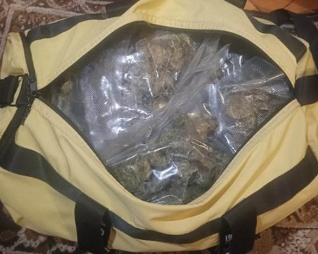 Задържаха двама пловдивчани с близо 3 кг наркотици