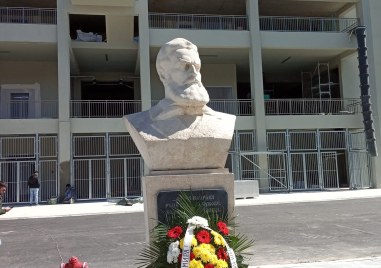 Паметникът на революционера Христо Ботев се върна на Колежа Днес