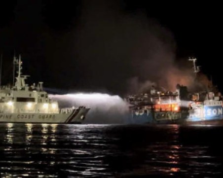 12 души загинаха при пожар на ферибот, седем все още са в неизвестност