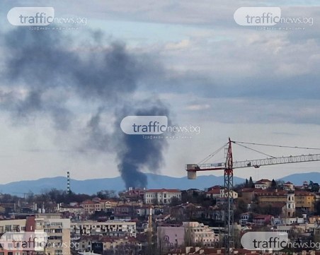 Горят сухи треви около Ягодовско шосе, два екипа огнеборци са на място