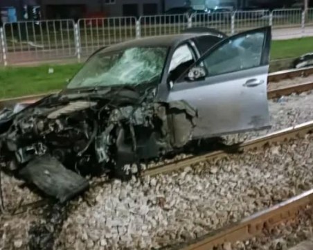 Кола се вряза в спирка в София, има пострадали