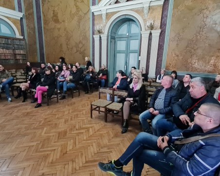 Няма да местят учениците на Хуманитарната, правят ремонта през летните ваканции