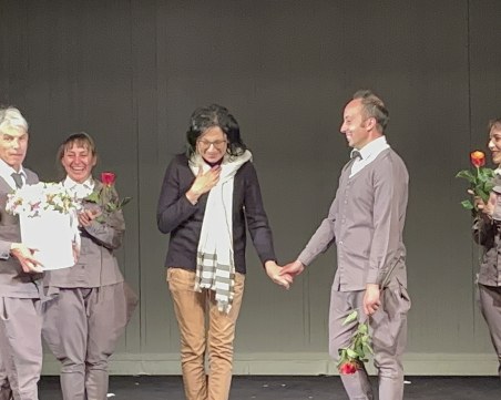 Ученици от Математическата гимназия поканиха класната си за бала на театрално представление