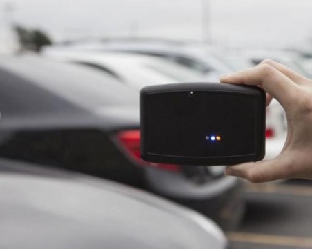 За 3 минути: Обраха кола на майка пред училище в София