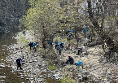 Екипът на Басейнова дирекция Източнобеломорски район почисти река Чепеларска в