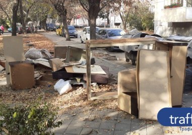 Чистота продължава да събира по кварталите стари дивани фотьойли шкафове