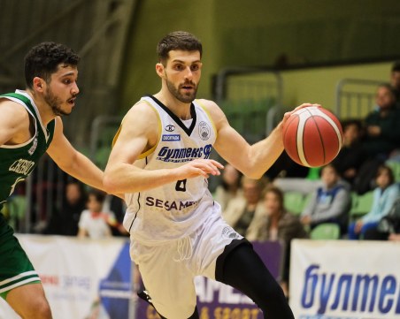 Академик играе с Шумен в пореден важен мач за плейофите