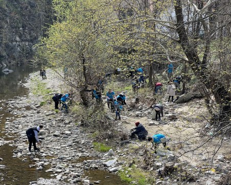Екипът на Басейнова дирекция почисти река Чепеларска