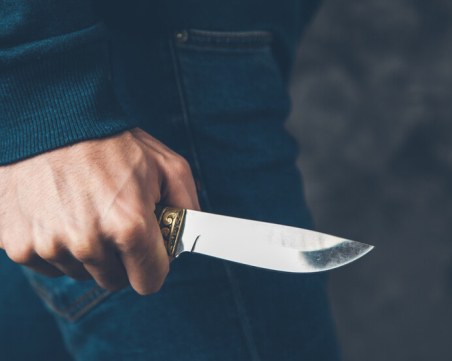 Игра на карти ескалира в Първомай! Домакинът нападна с нож гостите си и ги обра