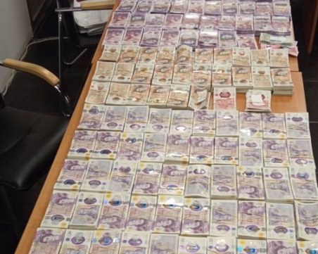 Иззеха недекларирана валута за над 2 милиона лева на 