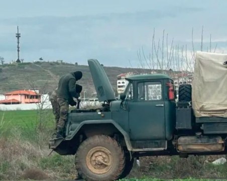 Камион с 20 мигранти аварира край Ямбол