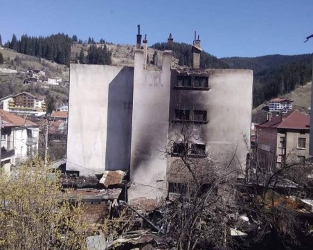 Кметът на Чепеларе: Ще проектираме безплатно покрива на изгорялата сграда