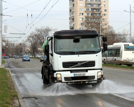 Мият улиците на Пловдив по график, чистят шахтите