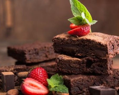 Неустоим десерт: Шоколадово брауни с печени ягоди
