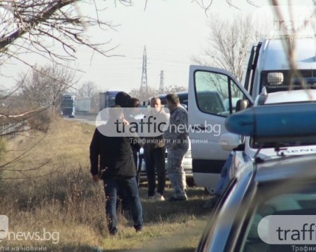 Спипаха 25 бежанци в бус, издирват шофьора