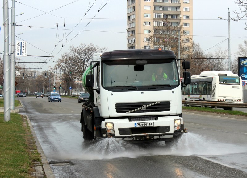 Мият улиците на Пловдив по график, чистят шахтите