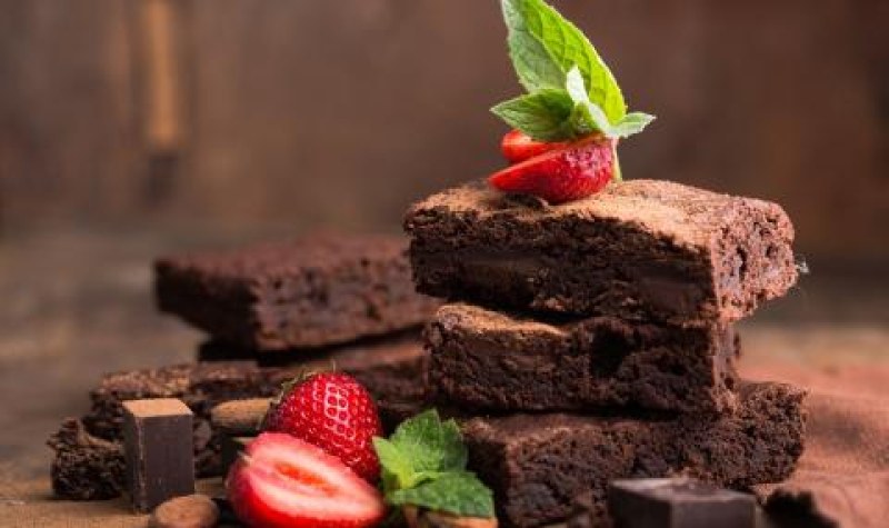 Неустоим десерт: Шоколадово брауни с печени ягоди