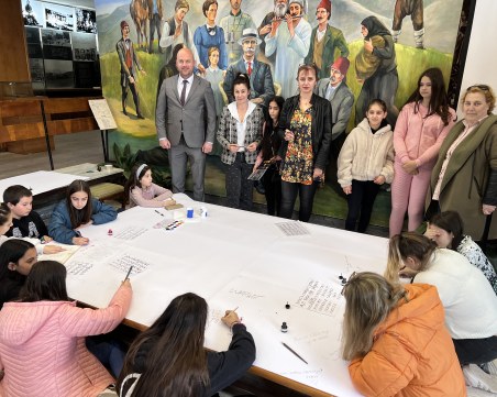 Деца с калиграфски умения изписаха огромно пано в Сопот