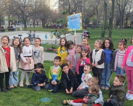 Деца засадиха дръвчета в парк в 