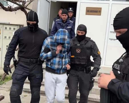 Изведоха 16-годишното момче от дома му Столипиново, заподозряно за бомбената кибератака над училища