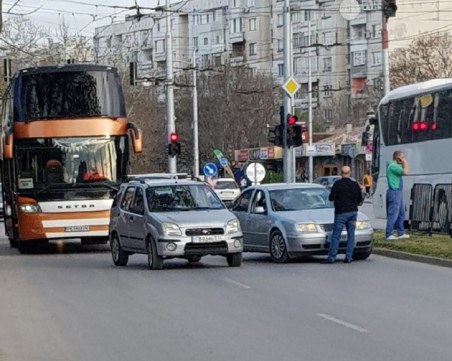Спор между шофьори задръсти трафика по булевард в Пловдив