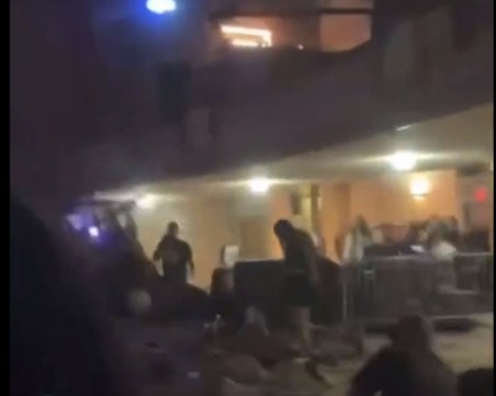 Загинал и десетки ранени при срутване на покрив на театър в САЩ