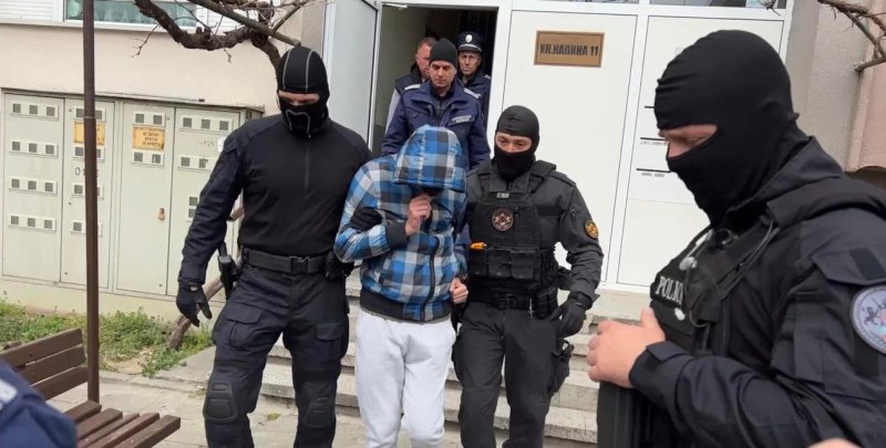 Изведоха 16-годишното момче от дома му Столипиново, заподозряно за бомбената кибератака над училища