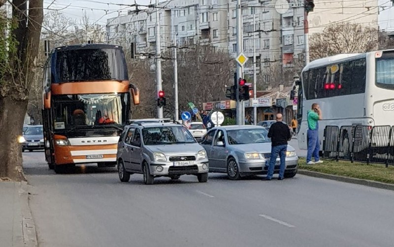 Спор между шофьори задръсти трафика по булевард в Пловдив