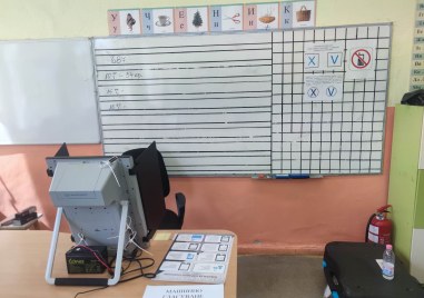 Машини пускат празни бюлетини и в пловдивските избирателни секции научи