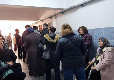 Опашка от избиратели за вота за български парламент се образува