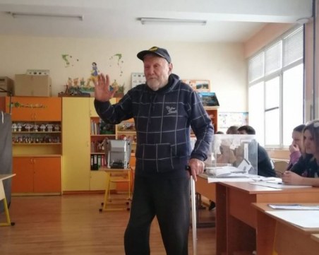 Дядо опита да гласува с личната карта на жена си