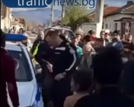 МВР: Двама полицаи са пострадали в Стамболийски, след като са били нападнати