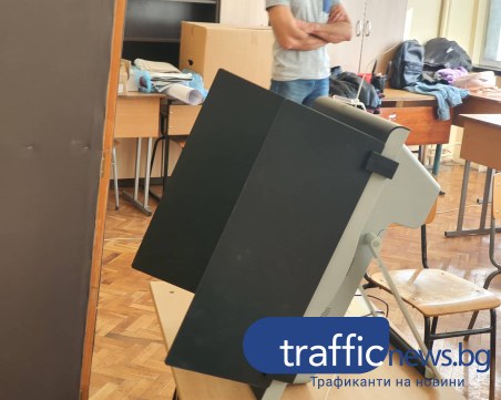 Проблем с машина за гласуване в Бургас, устройство не може да се включи и в Градец