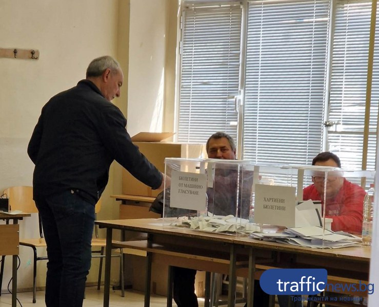 Възрастен мъж скъса бюлетината си след като гласува в Пловдив.