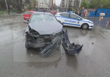 Тежка катастрофа между два автомобила в столицата Инцидентът е станал