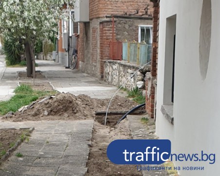 Докога? Ремонт на тротоар в застой тормози жителите на село Крумово от месец