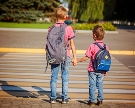 Креативно решение: Шофьор спаси дете, като настъпи газта