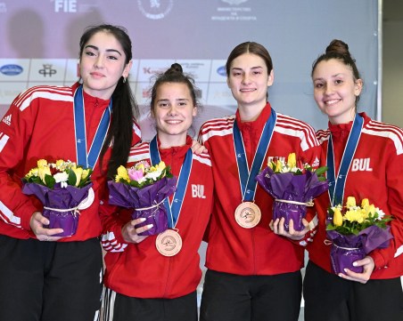 Страхотни! Българките на сабя спечелиха исторически медал на Световното по фехтовка в Пловдив