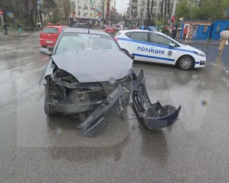 Тежка катастрофа с електрически автомобил в София