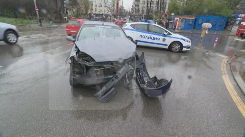 Тежка катастрофа с електрически автомобил в София