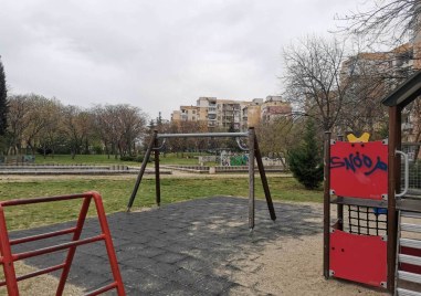 Две люлки от две детски площадки в Тракия бяха откраднати