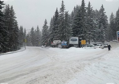 Сняг заваля през април в Родопите Пътищата в курорта Пампорово побеляха