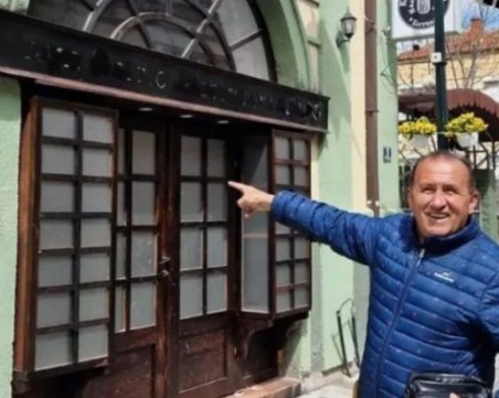 Мъж задраска със спрей надписа „Иван Михайлов