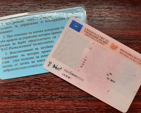 Оспориха пред Конституционния съд правото на КАТ да не преиздава книжки за неплатени глоби