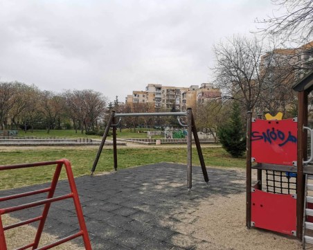 Откраднаха люлки от детски площадки в „Тракия”