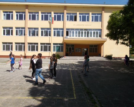 Шестокласнички, които решиха да не учат днес, са подали сигнала за бомба в пловдивско училище