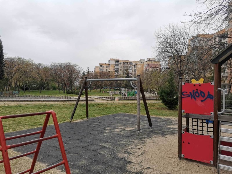 Откраднаха люлки от детски площадки в „Тракия”