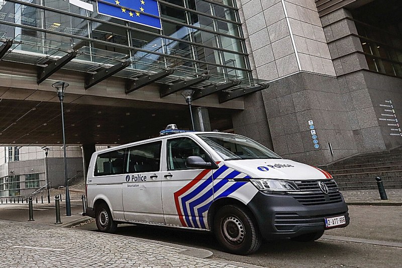 Полицаи нахлуха в централата на ЕНП в Брюксел
